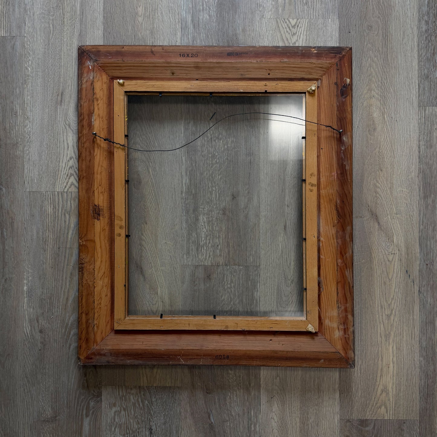 Gold Picture Frame w/Glass & Linen Liner for 16 x 20 Inch Art